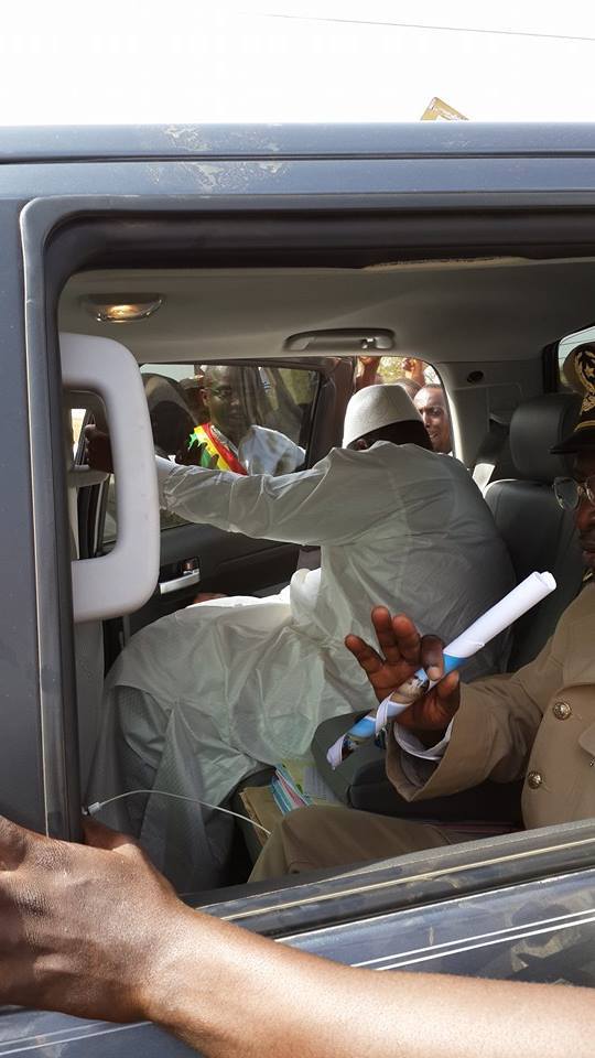 ACCUEILLI EN GRANDE POMPE A OGO : Macky Sall se paie une marche marron à coté du maire, Amadou Kane Diallo
