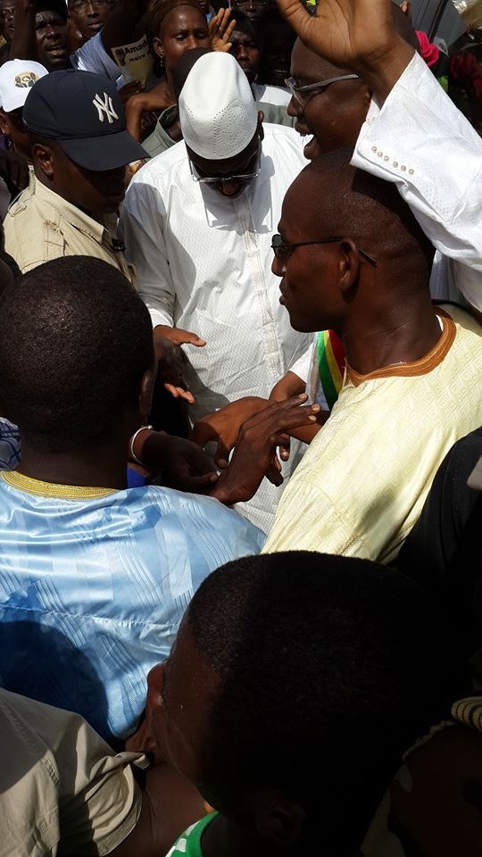 ACCUEILLI EN GRANDE POMPE A OGO : Macky Sall se paie une marche marron à coté du maire, Amadou Kane Diallo
