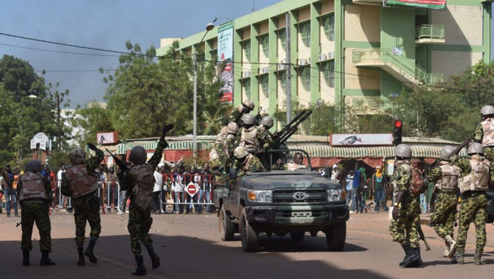 Burkina : des centaines de manifestants convergent vers la place de la nation