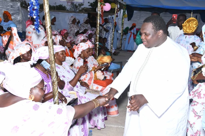 BAMBEY - Journée du 08 mars : L’ambassadeur itinérant El Hadj Dia honoré par les femmes BAMBEY - Journée du 08 mars : L’ambassadeur itinérant El Hadj Dia honoré par les femmes