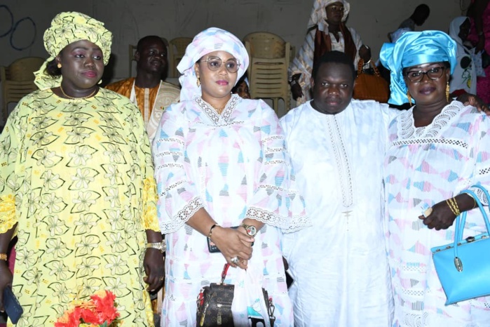 BAMBEY - Journée du 08 mars : L’ambassadeur itinérant El Hadj Dia honoré par les femmes BAMBEY - Journée du 08 mars : L’ambassadeur itinérant El Hadj Dia honoré par les femmes
