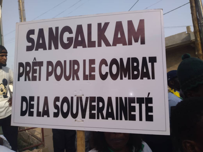 Sangalkam : les patriotes envahissent les artères pour dénoncer le régime en place. Sangalkam : les patriotes envahissent les artères pour dénoncer le régime en place.