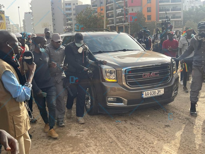 Procès en diffamation: Ousmane Sonko a quitté son domicile pour le tribunal Procès en diffamation: Ousmane Sonko a quitté son domicile pour le tribunal