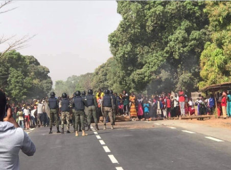 Saré Bilaly (Kolda) : un camion benne écrase une femme… échauffourées… Saré Bilaly (Kolda) : un camion benne écrase une femme… échauffourées…