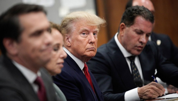 L'inculpation de Trump porte sur des paiements pour étouffer trois affaires gênantes avant l'élection de 2016 (procureur) L'inculpation de Trump porte sur des paiements pour étouffer trois affaires gênantes avant l'élection de 2016 (procureur)