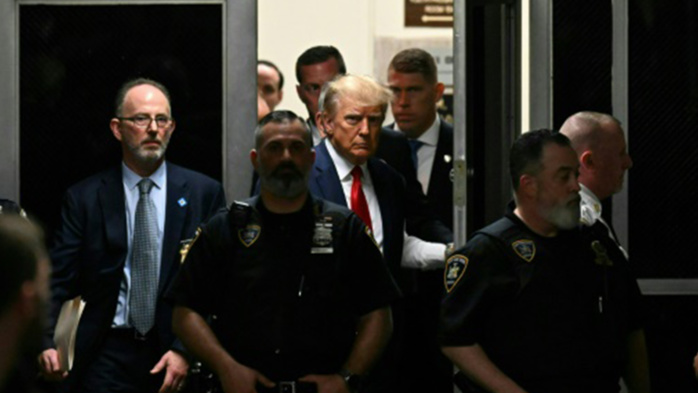 Sombre et combatif, Trump plaide non coupable devant un juge à New York Sombre et combatif, Trump plaide non coupable devant un juge à New York