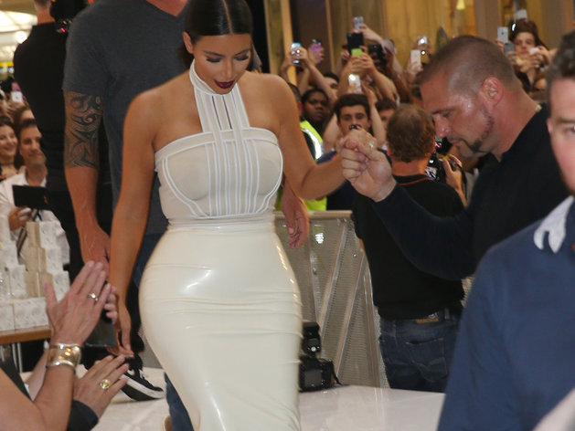Kim Kardashian plus moulée que jamais dans sa nouvelle robe en latex !