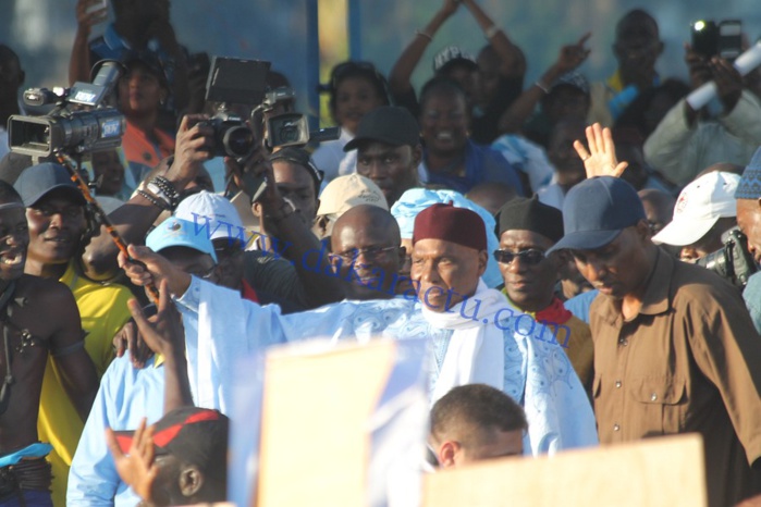 Place de l'Obélisque : arrivée de Me Abdoulaye Wade...( images)
