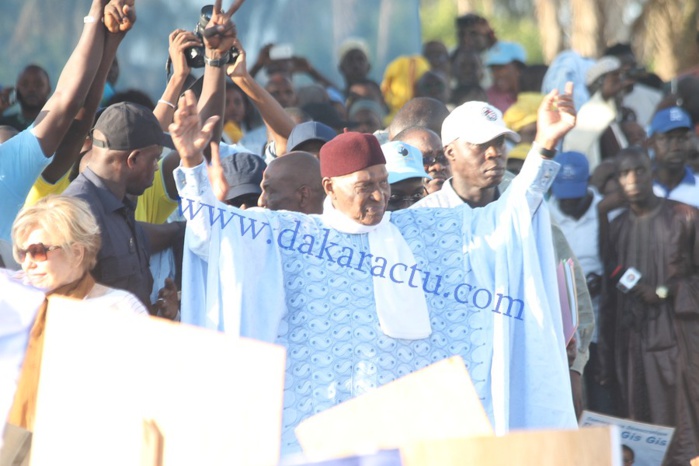 Place de l'Obélisque : arrivée de Me Abdoulaye Wade...( images)