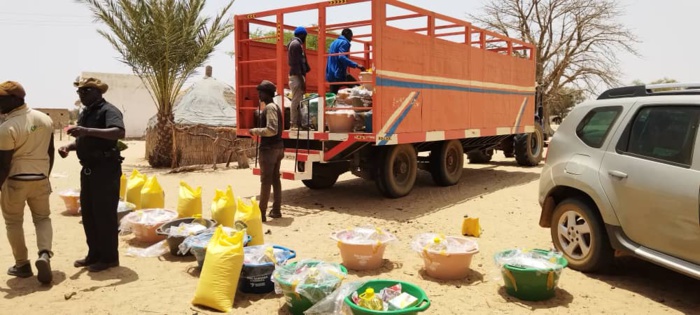 La fondation Senegindia offre des kits en guise de "Soukarou koor" aux villages environnants de Mbane d'un coût global de 42 millions de nos francs. La fondation Senegindia offre des kits en guise de "Soukarou koor" aux villages environnants de Mbane d'un coût global de 42 millions de nos francs.