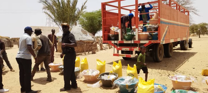 La fondation Senegindia offre des kits en guise de "Soukarou koor" aux villages environnants de Mbane d'un coût global de 42 millions de nos francs. La fondation Senegindia offre des kits en guise de "Soukarou koor" aux villages environnants de Mbane d'un coût global de 42 millions de nos francs.