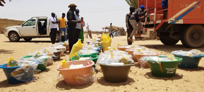 La fondation Senegindia offre des kits en guise de "Soukarou koor" aux villages environnants de Mbane d'un coût global de 42 millions de nos francs. La fondation Senegindia offre des kits en guise de "Soukarou koor" aux villages environnants de Mbane d'un coût global de 42 millions de nos francs.