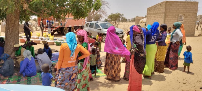 La fondation Senegindia offre des kits en guise de "Soukarou koor" aux villages environnants de Mbane d'un coût global de 42 millions de nos francs. La fondation Senegindia offre des kits en guise de "Soukarou koor" aux villages environnants de Mbane d'un coût global de 42 millions de nos francs.