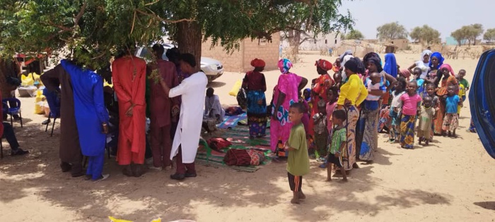 La fondation Senegindia offre des kits en guise de "Soukarou koor" aux villages environnants de Mbane d'un coût global de 42 millions de nos francs. La fondation Senegindia offre des kits en guise de "Soukarou koor" aux villages environnants de Mbane d'un coût global de 42 millions de nos francs.