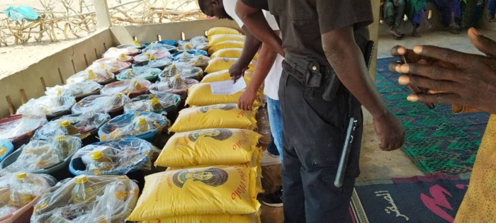 La fondation Senegindia offre des kits en guise de "Soukarou koor" aux villages environnants de Mbane d'un coût global de 42 millions de nos francs. La fondation Senegindia offre des kits en guise de "Soukarou koor" aux villages environnants de Mbane d'un coût global de 42 millions de nos francs.