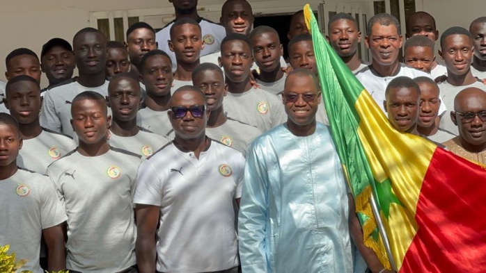 Remise du drapeau (CAN U17) : Le ministre des sports, Yankhoba Diattara, lance la campagne des Lionceaux Remise du drapeau (CAN U17) : Le ministre des sports, Yankhoba Diattara, lance la campagne des Lionceaux
