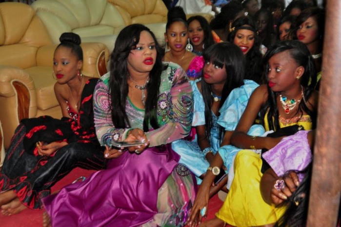Mame Bousso Aicha dite "May Bicho", la fille de Cheikh Bethio en compagnie de ses amies