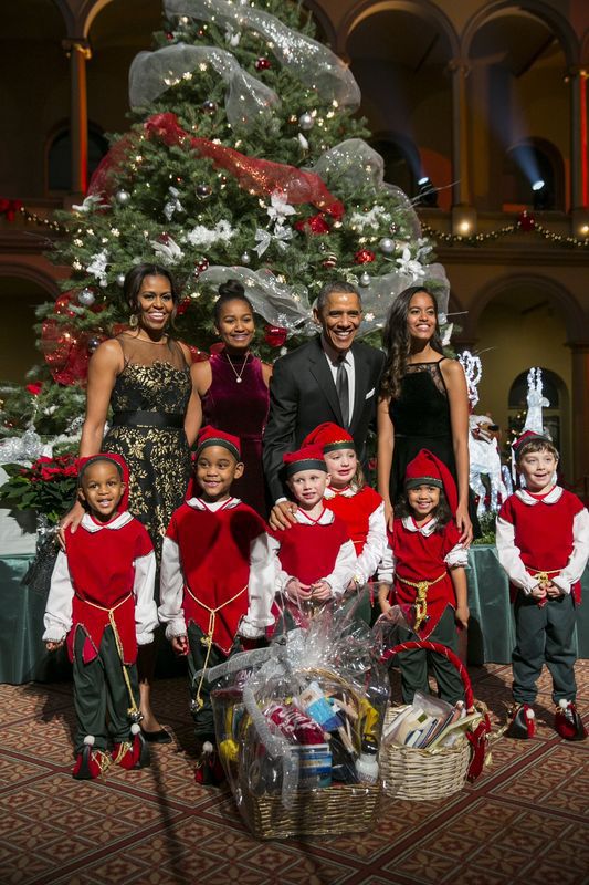 La famille Obama pose avec les elfes de Noël