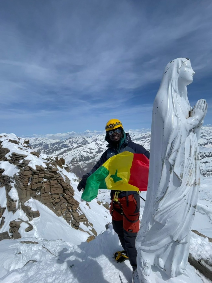 Alpinisme : Après le Mont-blanc et le Kilimandjaro, Mouhamed Tounkara a escaladé les 4061 mètres du Grand Paradiso ! Alpinisme : Après le Mont-blanc et le Kilimandjaro, Mouhamed Tounkara a escaladé les 4061 mètres du Grand Paradiso !