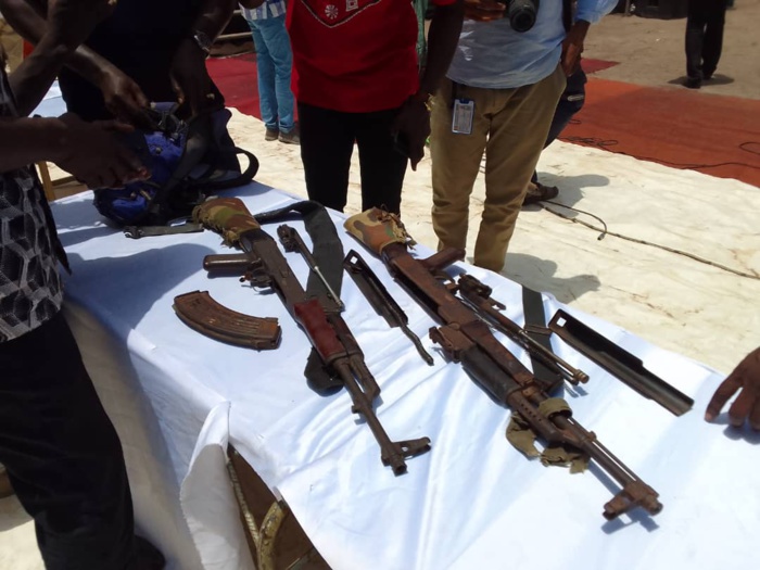 Crise armée en Casamance : Le camp de Diakaye dépose les armes et signe l’accord de paix Crise armée en Casamance : Le camp de Diakaye dépose les armes et signe l’accord de paix