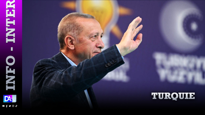 Turquie: Erdogan prêt à un second tour, se dit en tête