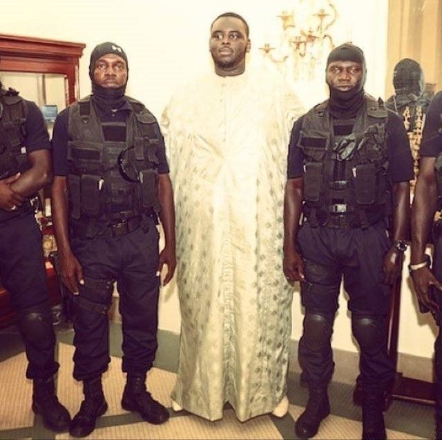 Amadou Sall, le fils du président Macky Sall entouré de ses gardes ...