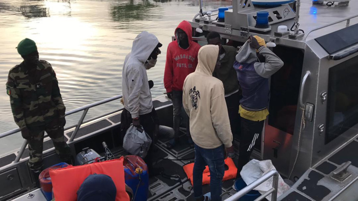 Lutte contre l’immigration irrégulière : une pirogue de migrants Interceptée au large de Saint-Louis. Lutte contre l’immigration irrégulière : une pirogue de migrants Interceptée au large de Saint-Louis.