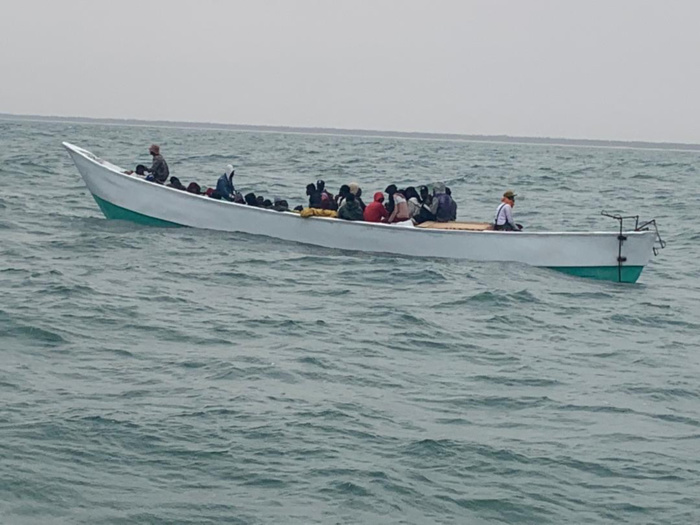 Lutte contre l’immigration irrégulière : une pirogue de migrants Interceptée au large de Saint-Louis. Lutte contre l’immigration irrégulière : une pirogue de migrants Interceptée au large de Saint-Louis.