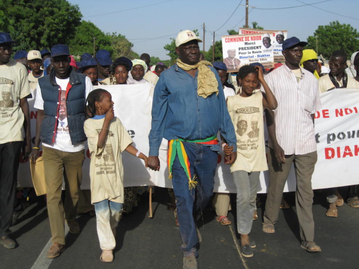 BITUMAGE DE LA ROUTE DIOURBEL-DIAKHAO : 400 jeunes de Ndiob font 12 km à pied pour remercier Macky Sall