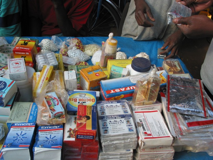 MÉDECINE A TOUBA : pharmacies-clando et « soigne-tout » en roue libre...