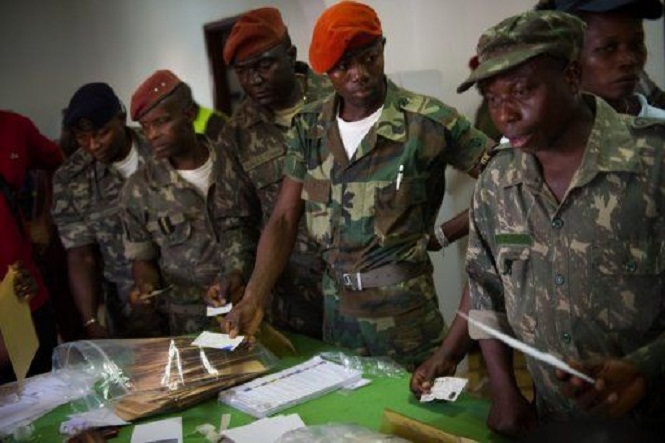 Gambie : des soldats font du porte-à-porte à la recherche d'assaillants à Banjul