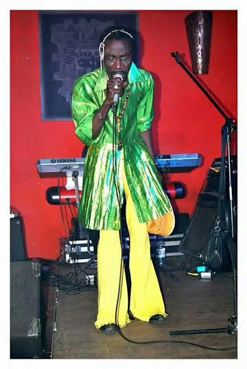 Habillé en tenue de femme sur scène : mais qu'est-ce qui arrive à Souleymane Faye?