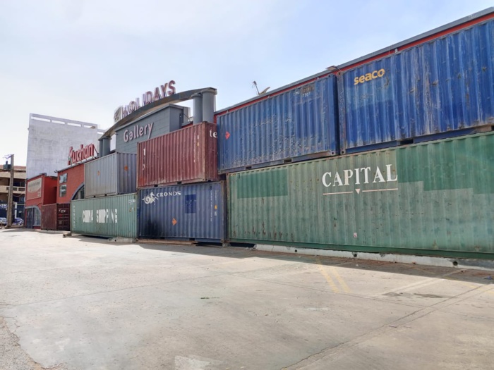 Saly/ Insolite : Comment Auchan essaye de se barricader en utilisant des conteneurs ( images) Saly/ Insolite : Comment Auchan essaye de se barricader en utilisant des conteneurs ( images)