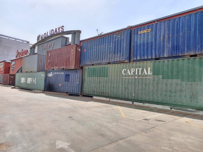 Saly/ Insolite : Comment Auchan essaye de se barricader en utilisant des conteneurs ( images) Saly/ Insolite : Comment Auchan essaye de se barricader en utilisant des conteneurs ( images)