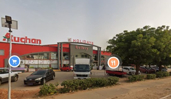 Saly/ Insolite : Comment Auchan essaye de se barricader en utilisant des conteneurs ( images) Saly/ Insolite : Comment Auchan essaye de se barricader en utilisant des conteneurs ( images)