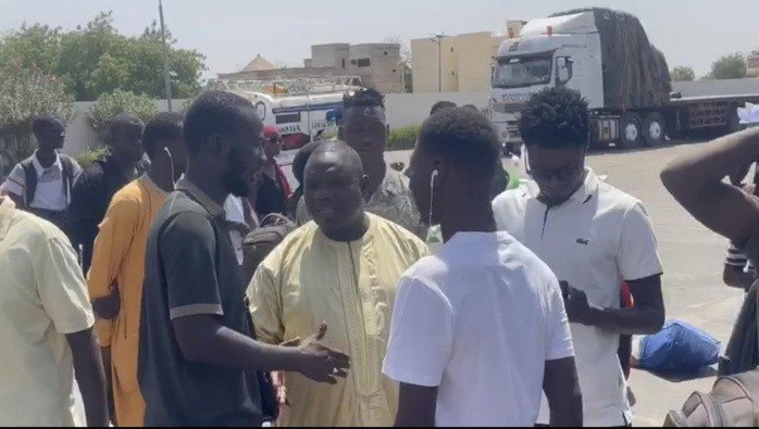 IMAGES) BAMBEY - Des étudiants revenus de Ziguinchor saluent la diligence de leur bienfaiteur El Hadj Dia IMAGES) BAMBEY - Des étudiants revenus de Ziguinchor saluent la diligence de leur bienfaiteur El Hadj Dia
