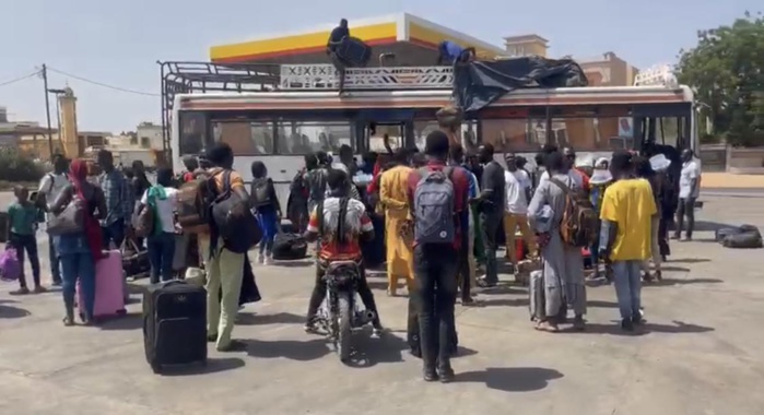 IMAGES) BAMBEY - Des étudiants revenus de Ziguinchor saluent la diligence de leur bienfaiteur El Hadj Dia IMAGES) BAMBEY - Des étudiants revenus de Ziguinchor saluent la diligence de leur bienfaiteur El Hadj Dia