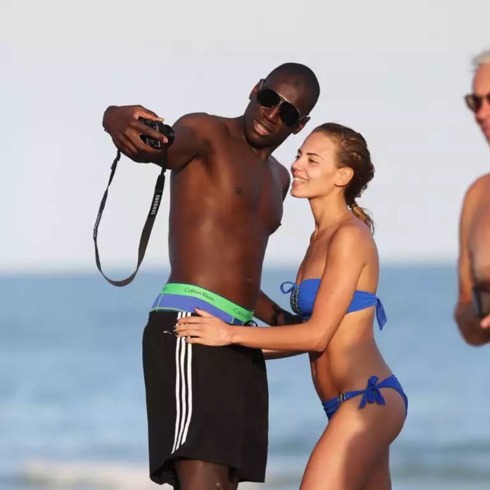 Le footballeur Demba Ba et sa compagne profitent de la plage lors de leurs...