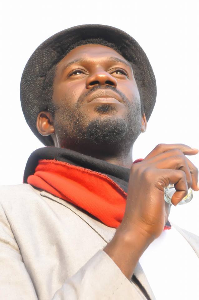 Le photographe Amar Khary Sène en mode shooting