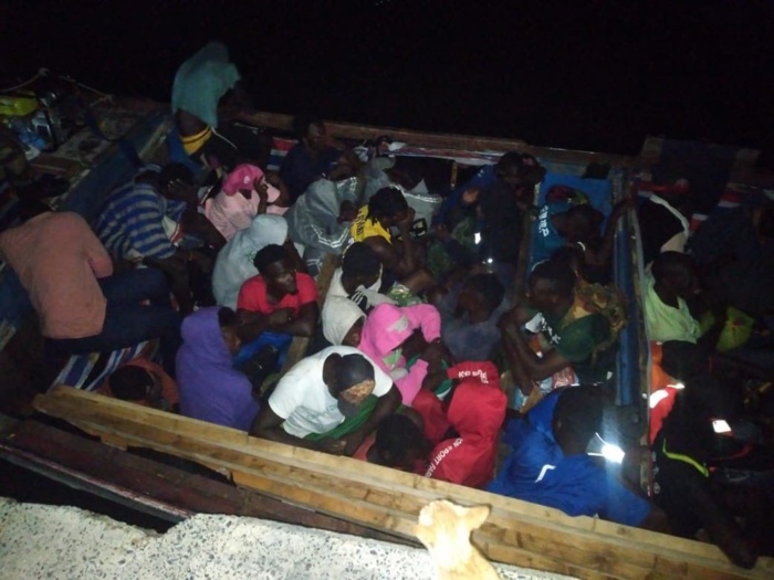 Immigration irrégulière : la marine nationale intercepte une pirogue avec ses 71 passagers. Immigration irrégulière : la marine nationale intercepte une pirogue avec ses 71 passagers.