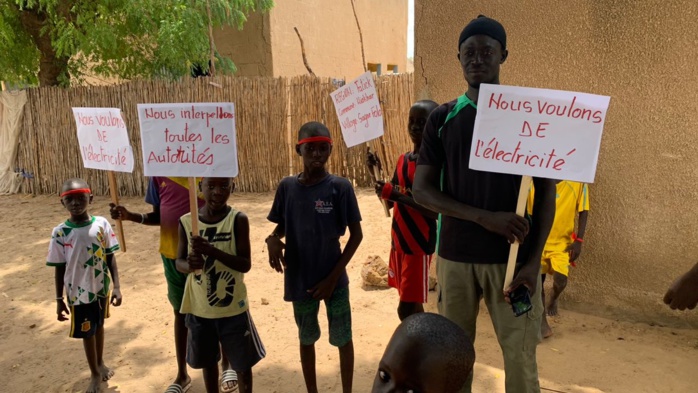 Niakhar : Les Populations de Sagne Folo dans la rue pour réclamer de l'électricité et plus d'équité territoriale... Niakhar : Les Populations de Sagne Folo dans la rue pour réclamer de l'électricité et plus d'équité territoriale...