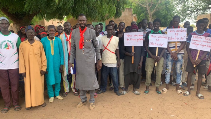 Niakhar : Les Populations de Sagne Folo dans la rue pour réclamer de l'électricité et plus d'équité territoriale... Niakhar : Les Populations de Sagne Folo dans la rue pour réclamer de l'électricité et plus d'équité territoriale...