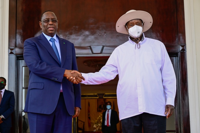 Visite officielle en Ouganda : Le président Macky Sall et son homologue Ougandais réaffirment "leur ferme engagement à renforcer davantage les bonnes relations entre les deux pays." Visite officielle en Ouganda : Le président Macky Sall et son homologue Ougandais réaffirment "leur ferme engagement à renforcer davantage les bonnes relations entre les deux pays."