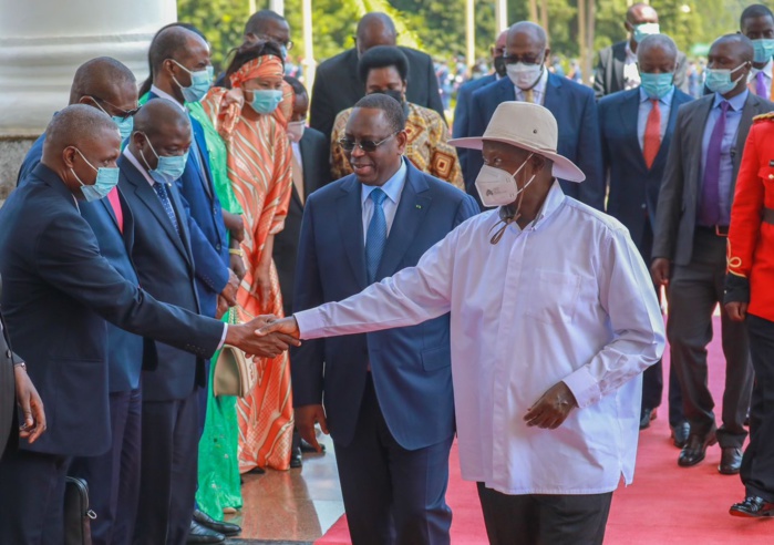 Visite officielle en Ouganda : Le président Macky Sall et son homologue Ougandais réaffirment "leur ferme engagement à renforcer davantage les bonnes relations entre les deux pays." Visite officielle en Ouganda : Le président Macky Sall et son homologue Ougandais réaffirment "leur ferme engagement à renforcer davantage les bonnes relations entre les deux pays."