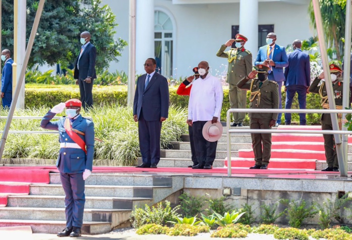 Visite officielle en Ouganda : Le président Macky Sall et son homologue Ougandais réaffirment "leur ferme engagement à renforcer davantage les bonnes relations entre les deux pays." Visite officielle en Ouganda : Le président Macky Sall et son homologue Ougandais réaffirment "leur ferme engagement à renforcer davantage les bonnes relations entre les deux pays."