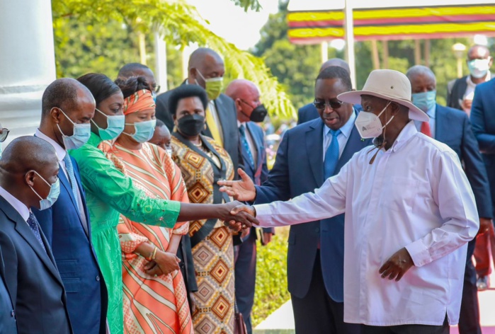 Visite officielle en Ouganda : Le président Macky Sall et son homologue Ougandais réaffirment "leur ferme engagement à renforcer davantage les bonnes relations entre les deux pays." Visite officielle en Ouganda : Le président Macky Sall et son homologue Ougandais réaffirment "leur ferme engagement à renforcer davantage les bonnes relations entre les deux pays."