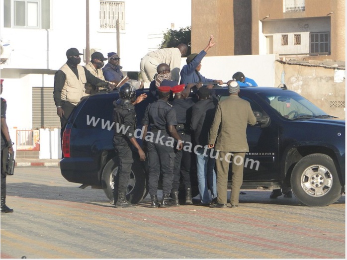 Abdoulaye Wade : son cortège intercepté par des lacrymogènes, trois véhicules forcent le barrage