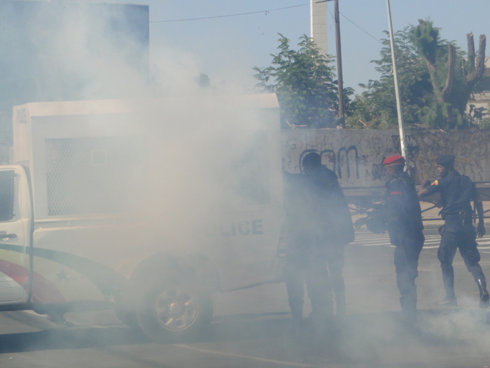 INSOLITE : Me Abdoulaye Wade balance des lacrymogènes aux policiers qui détalent !