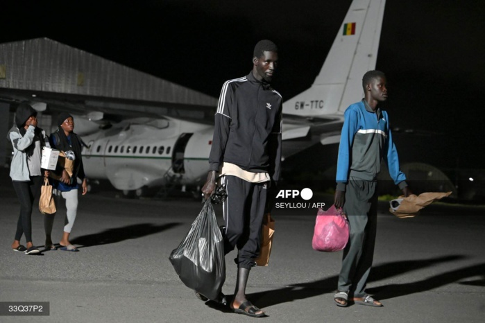 Arrêt sur image: Des migrants rapatriés de Dakhla foulent le tarmac de l’aéroport militaire de Yoff