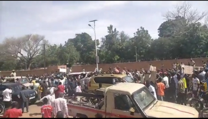 Niger : des milliers de manifestants devant l'ambassade de France à Niamey Niger : des milliers de manifestants devant l'ambassade de France à Niamey